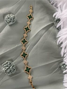 emerald green four-leaf clover motif link bracelet
